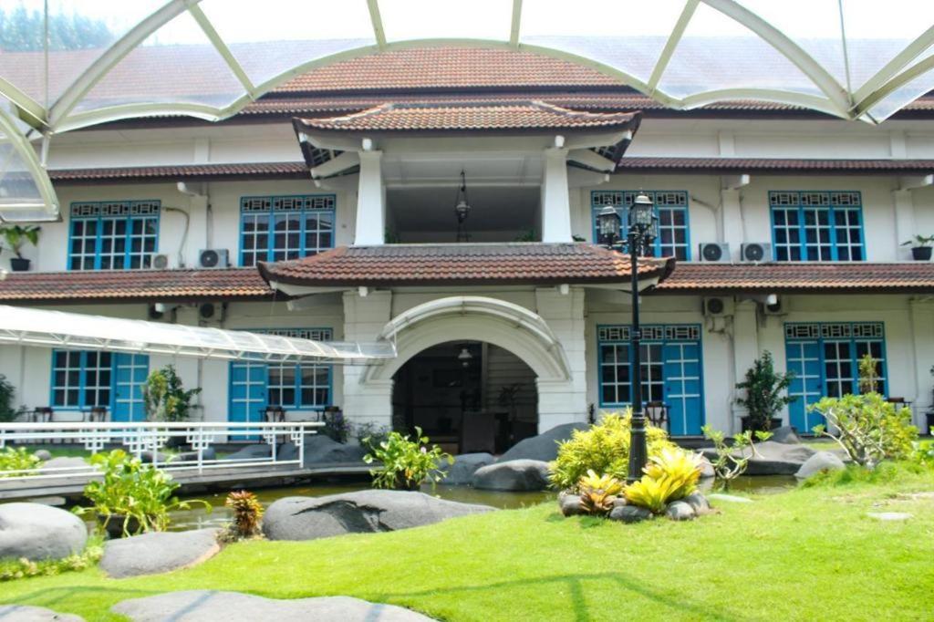 Hotel Merdeka Kediri Kediri  Exteriér fotografie