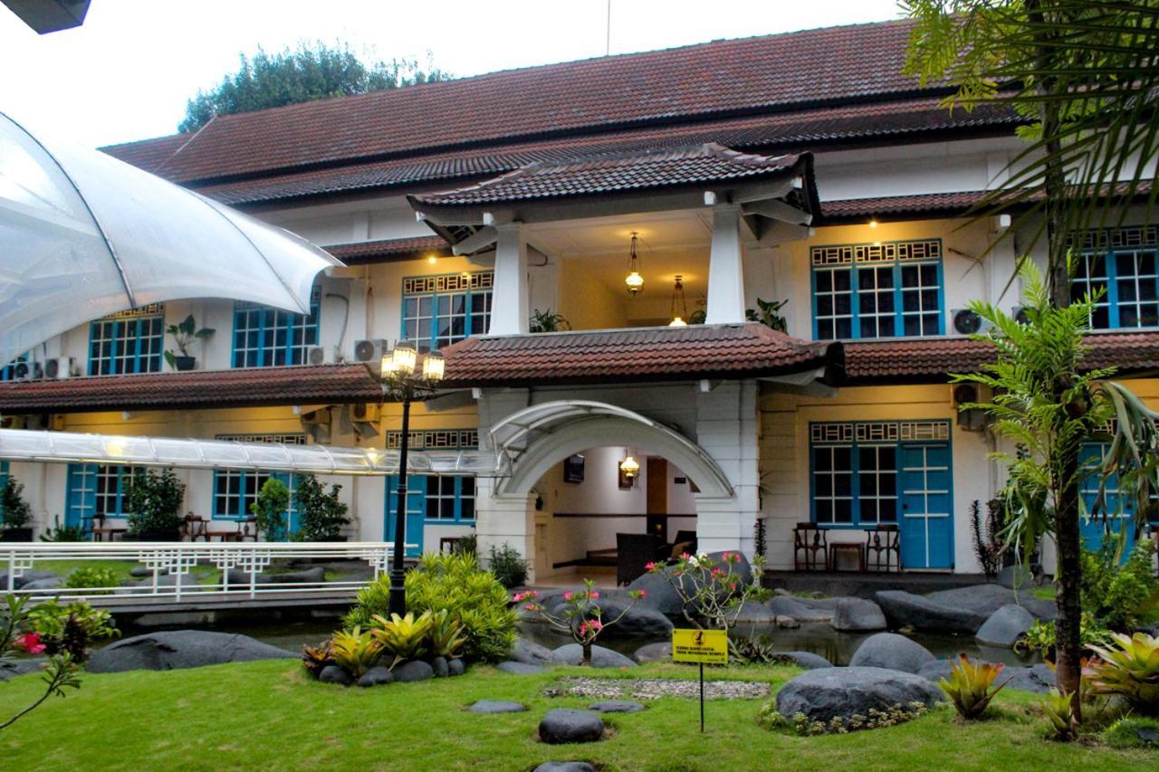 Hotel Merdeka Kediri Kediri  Exteriér fotografie